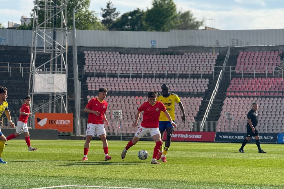 Béčko v předehrávce podlehlo Zbrojovce. Hellebrandovi nastoupili proti sobě